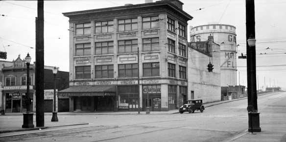 Avenue Theatre, 11 June 1935. The Lincoln Club at 102 East Georgia was in one of the few buildings behind the theatre and below the viaduct. City of Vancouver Archives #447-395